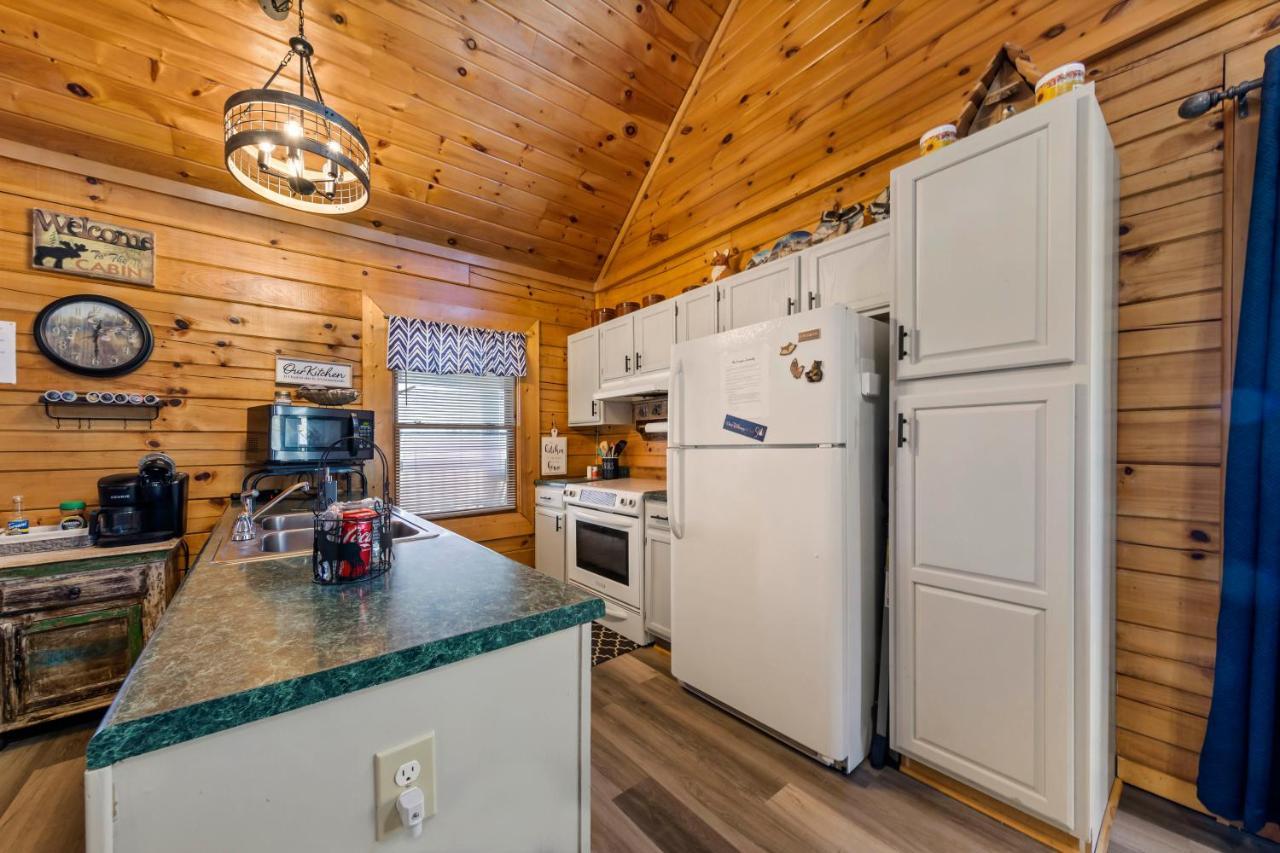 Serenity, A Rustic Log Cabin Retreat Sevierville Exterior photo